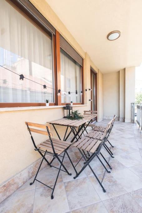 Bright Downtown Balcony Retreat Budapest
