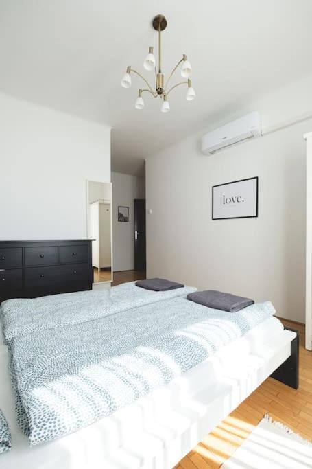 Bright Downtown Balcony Retreat * Budapest
