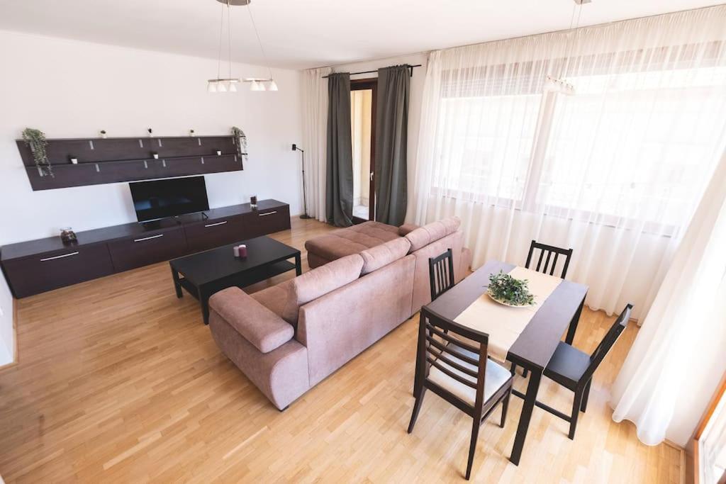 Appartement Bright Downtown Balcony Retreat