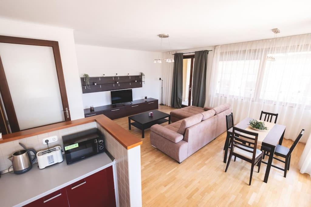 Bright Downtown Balcony Retreat Appartement
