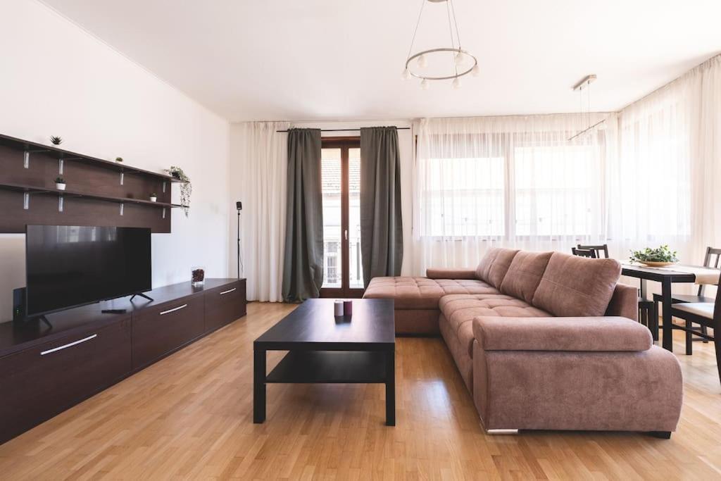 Bright Downtown Balcony Retreat * Budapest