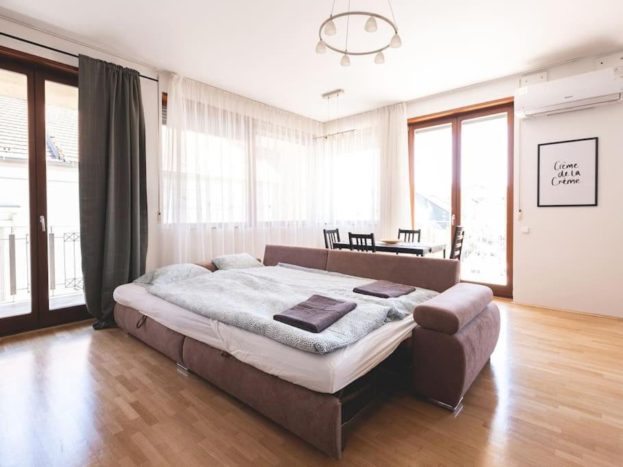 Appartement Bright Downtown Balcony Retreat *