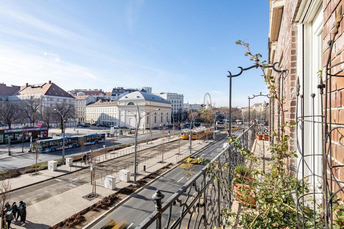 Ultra - Balcony - Sunny *