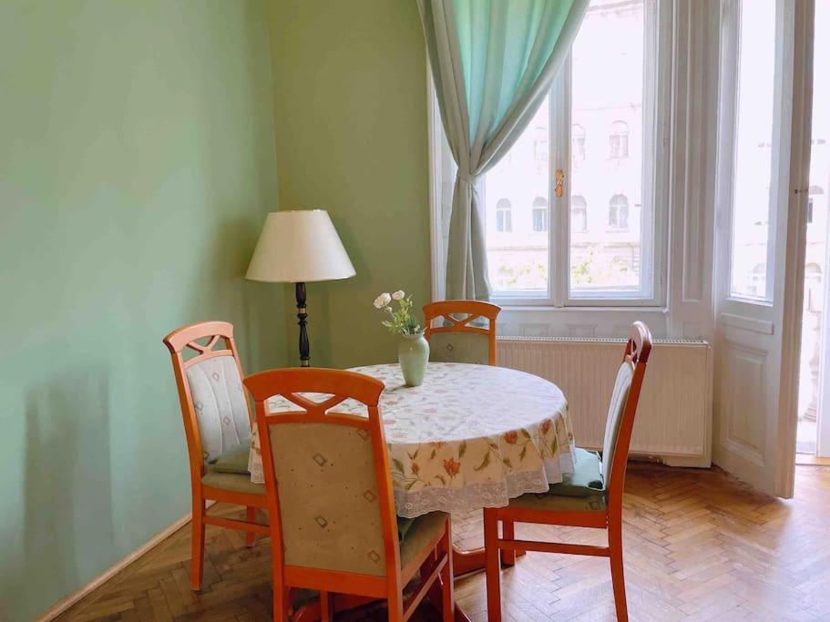5 Downtown Vintage With Balcony Apartmán *