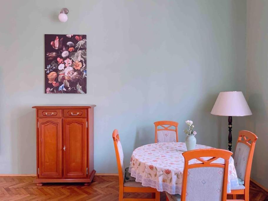 5 Downtown Vintage With Balcony Apartmán *