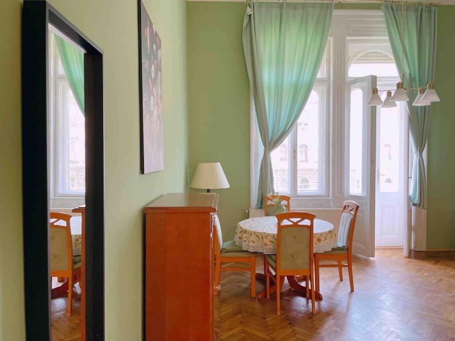 5 Downtown Vintage With Balcony Apartmán