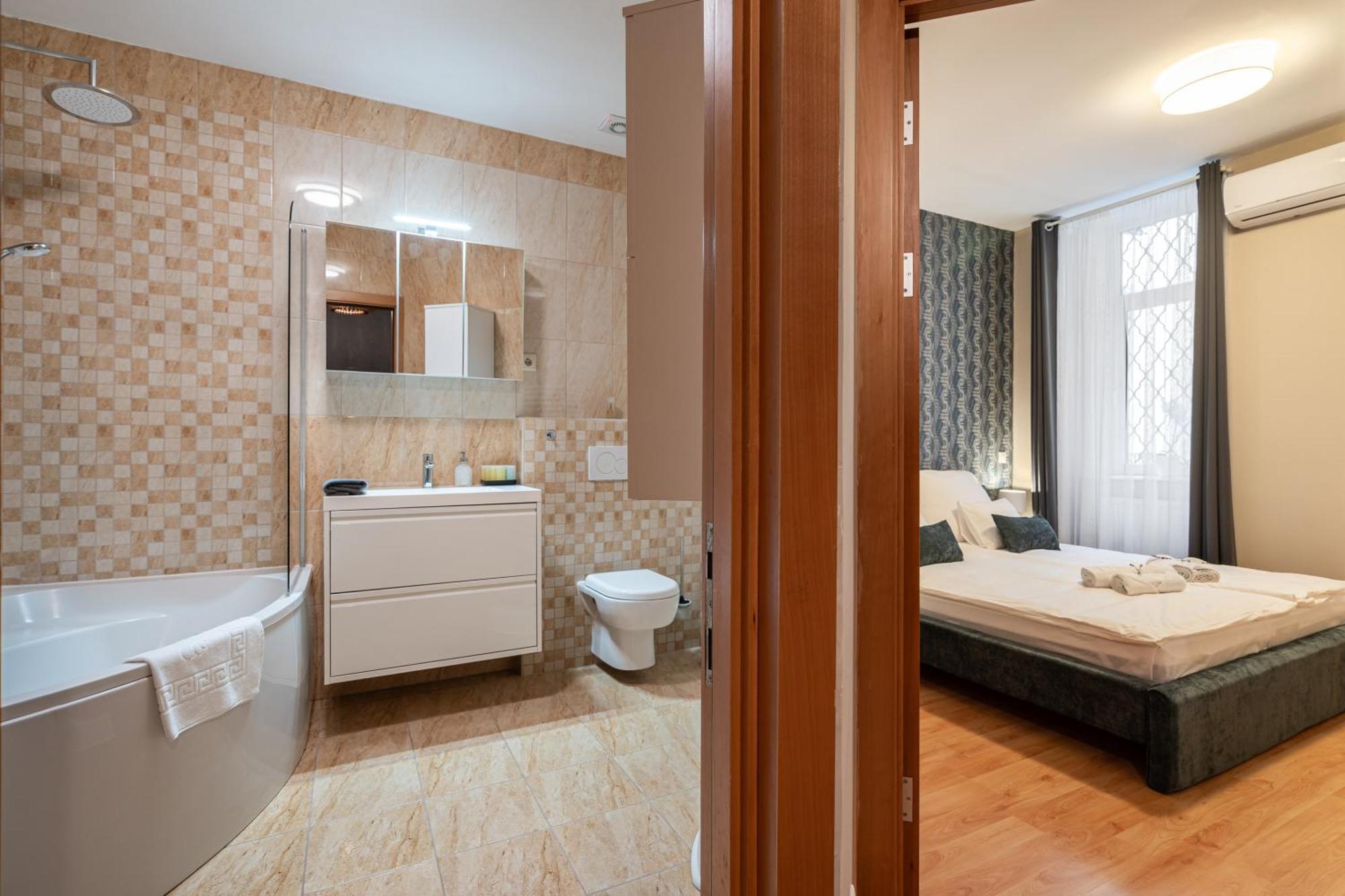 Sarah's With Pool, Wellness, Fitness Apartamento *
