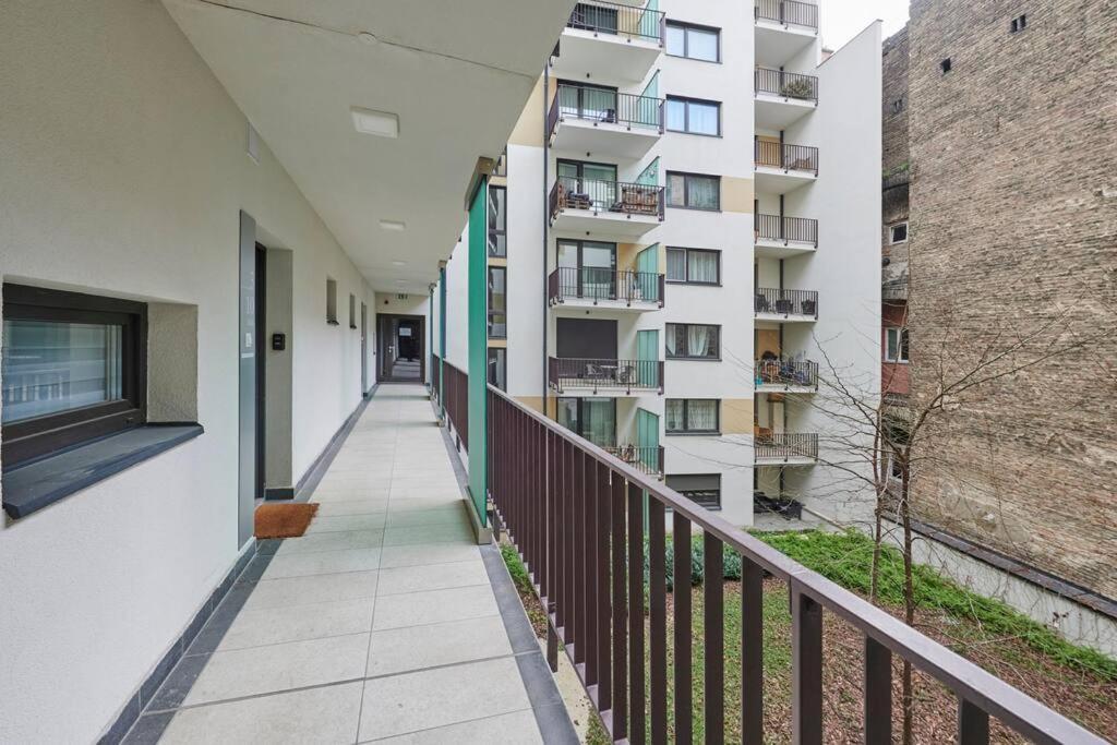 Balcony Centropolitan W Ac By Nw