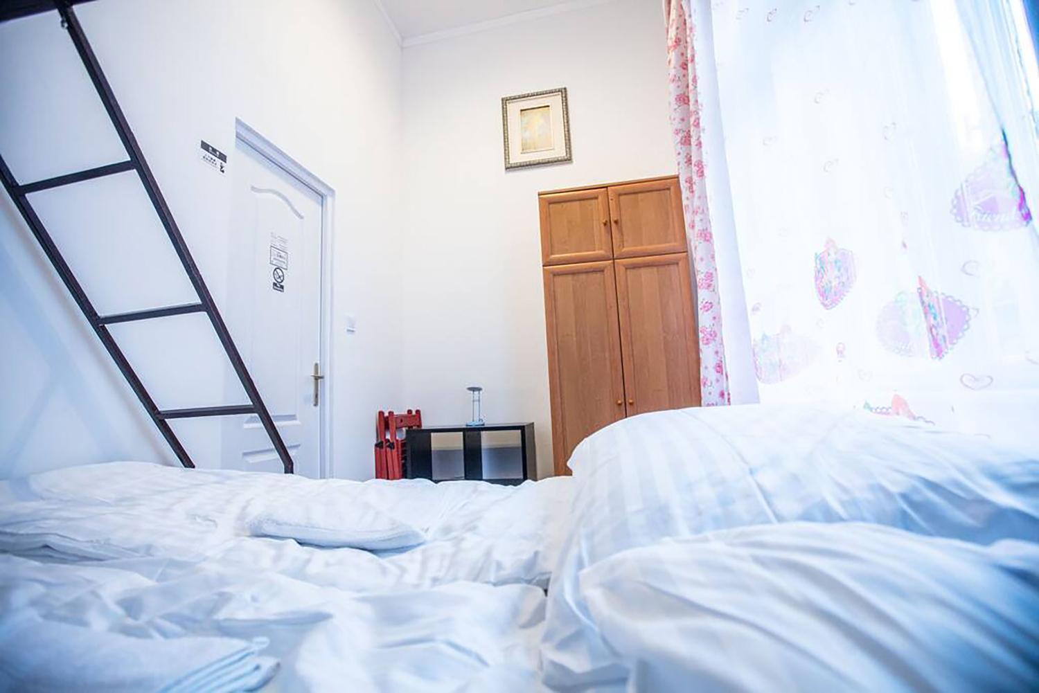 Centre Sunshine Bedroom Season 5 * Budapešť