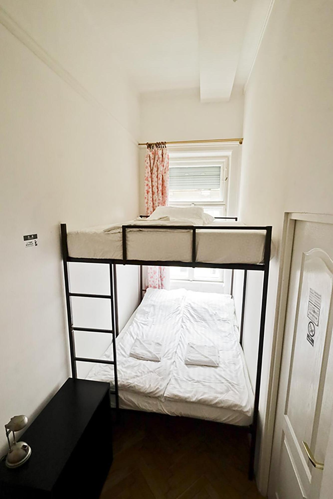 Centre Sunshine Bedroom Season 5 Budapešť