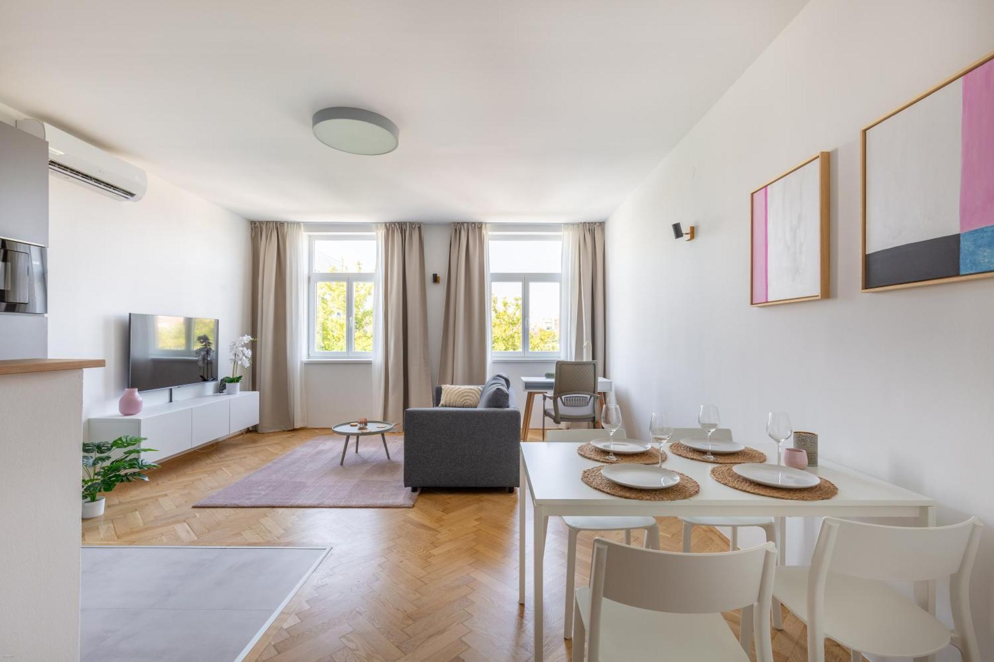 Spacious And Freshly Renovated *