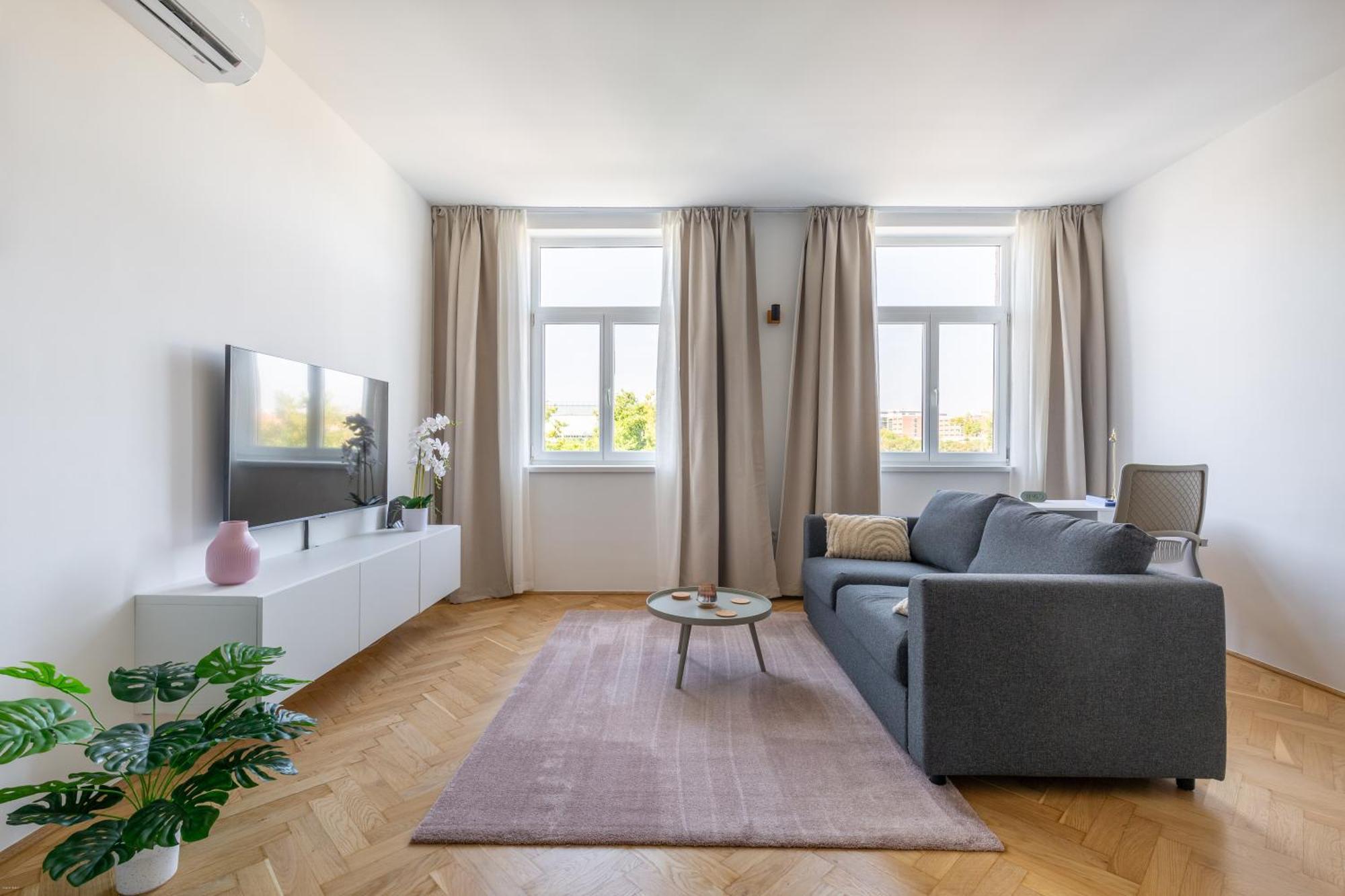 Spacious And Freshly Renovated Apartman *