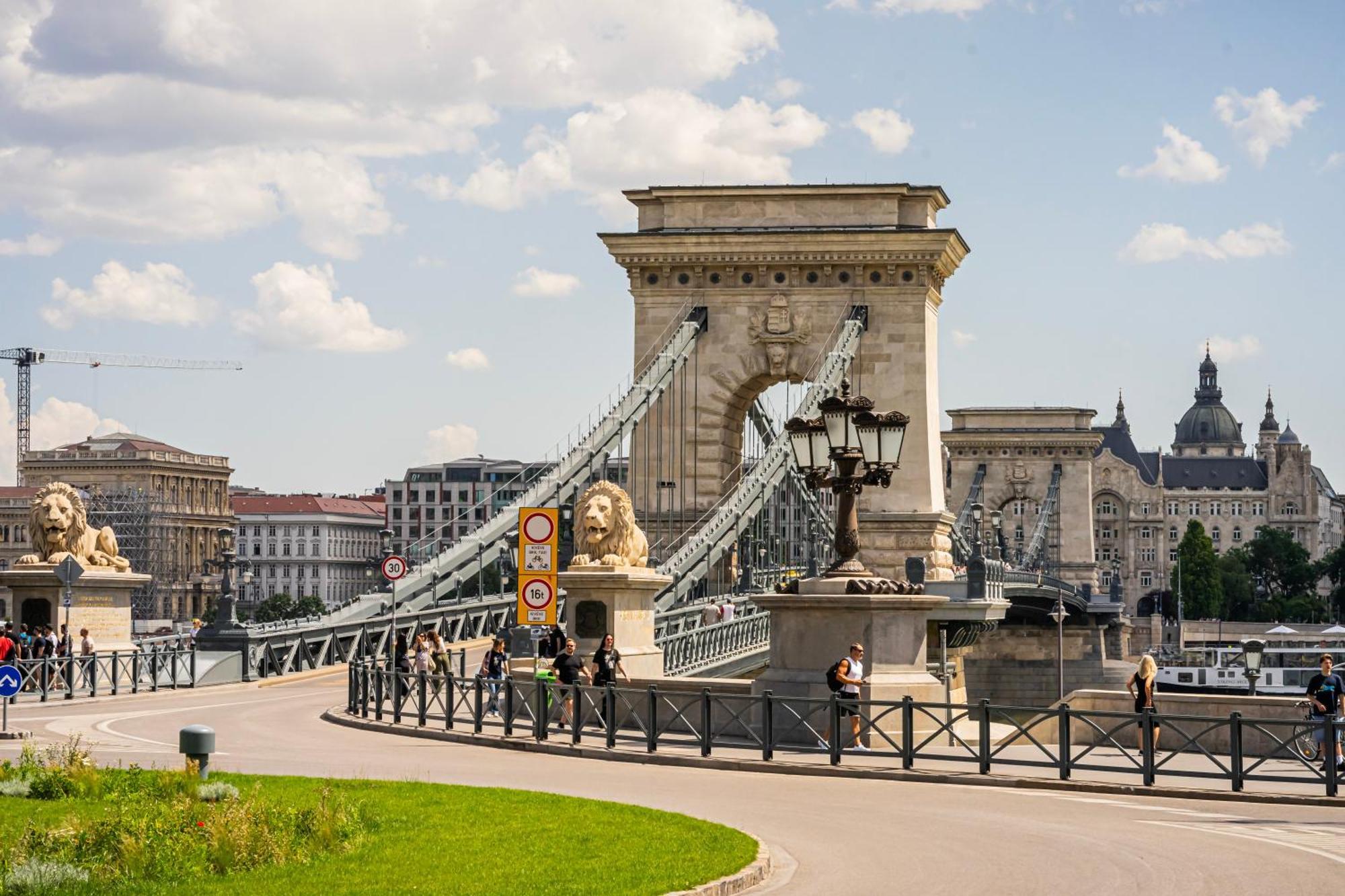 Elegant Escape By Buda Castle For Pleasure Seekers Lägenhet