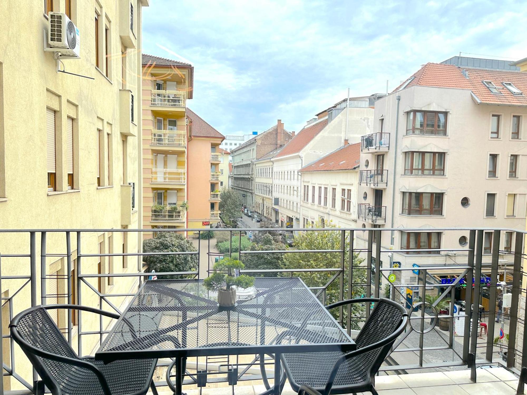 Apartment Spacious 3-bedroom With Balcony & Free Parking *