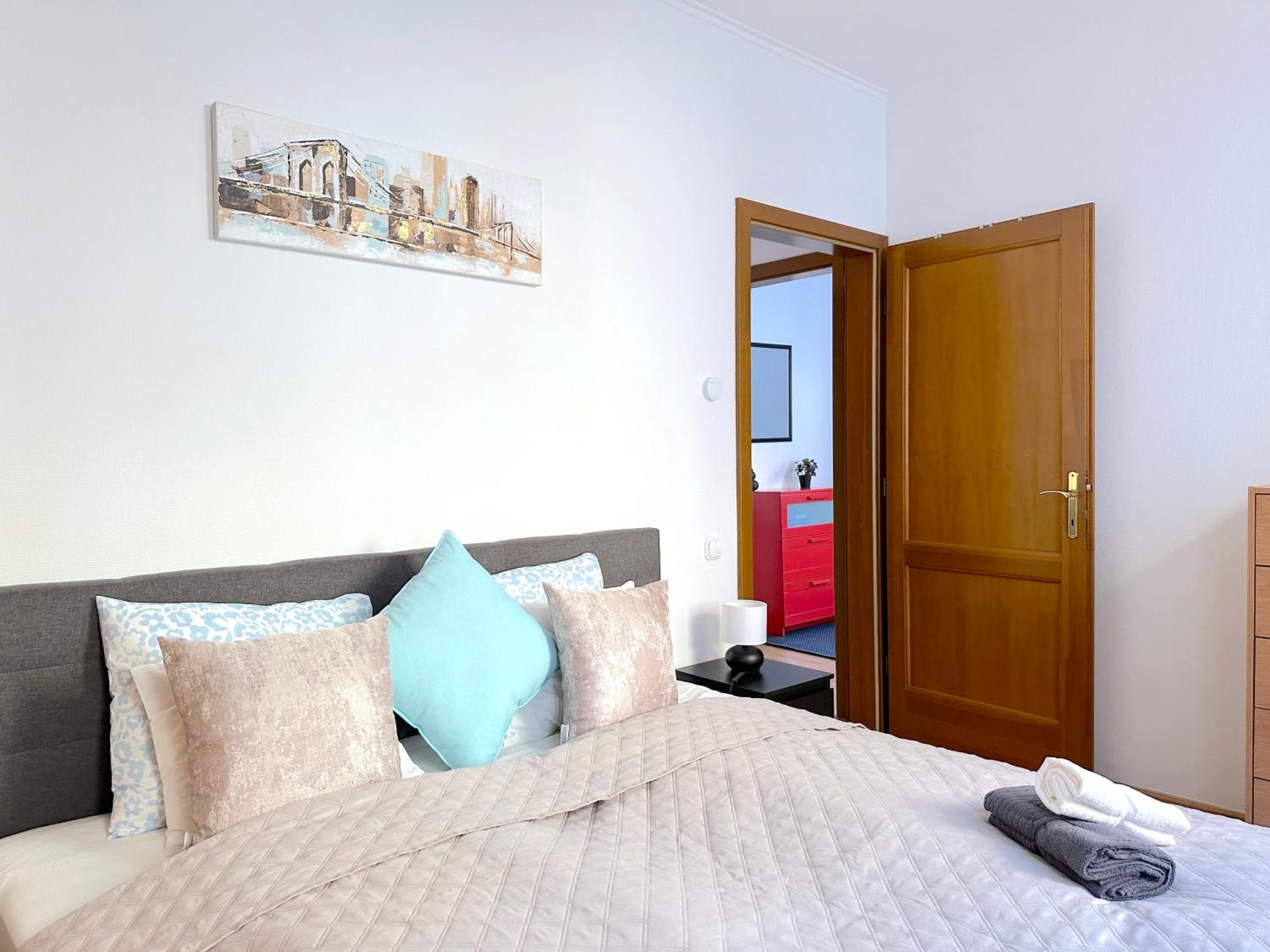 Spacious 3-bedroom With Balcony & Free Parking Apartment *