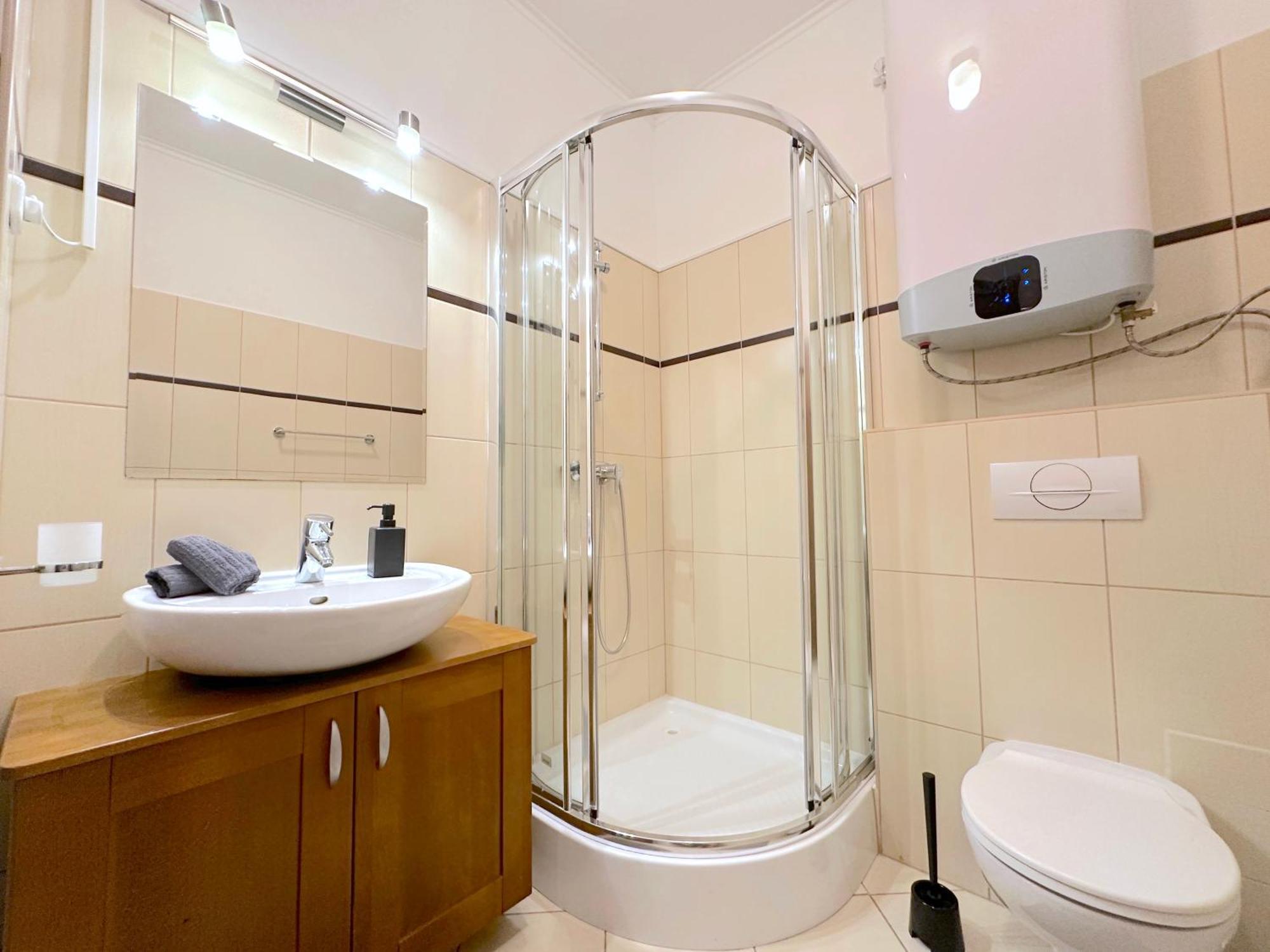 Spacious 3-bedroom With Balcony & Free Parking