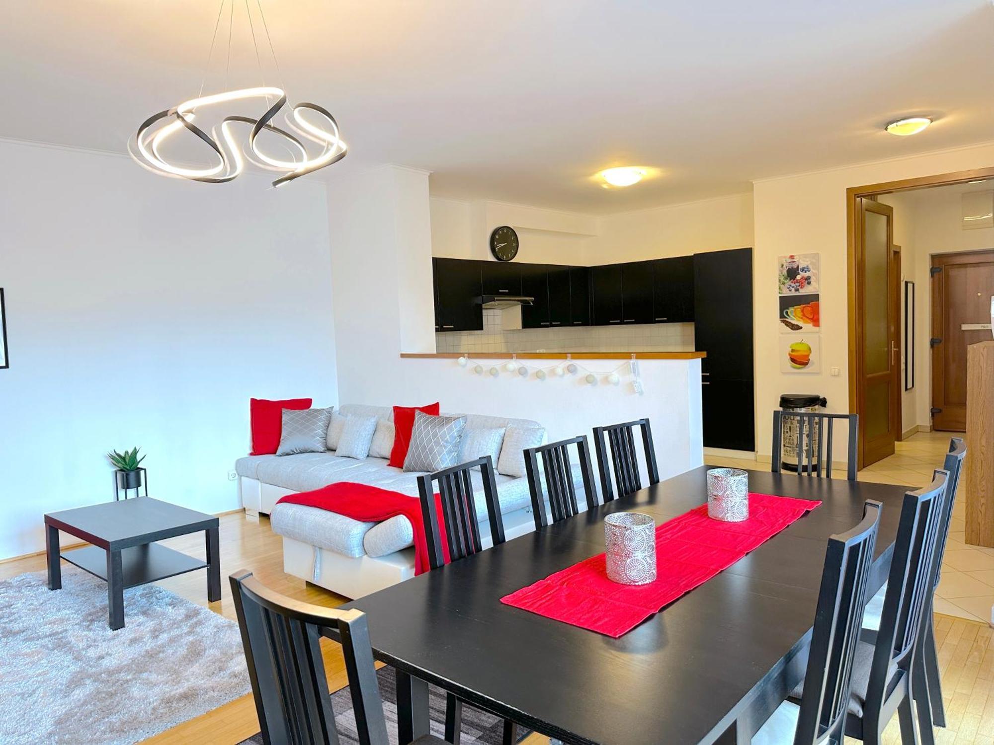 Apartment Spacious 3-bedroom With Balcony & Free Parking
