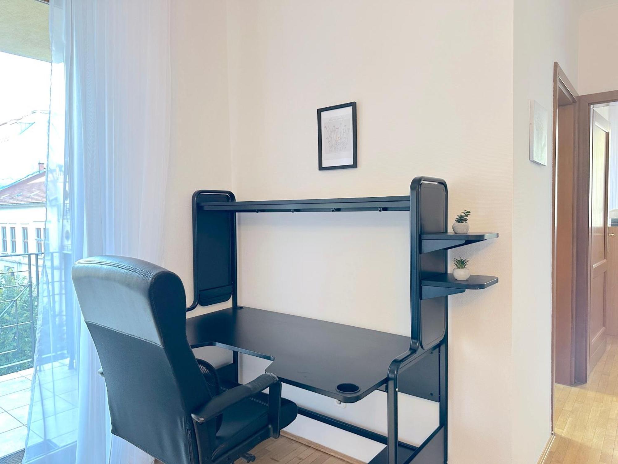 Spacious 3-bedroom With Balcony & Free Parking Apartment *