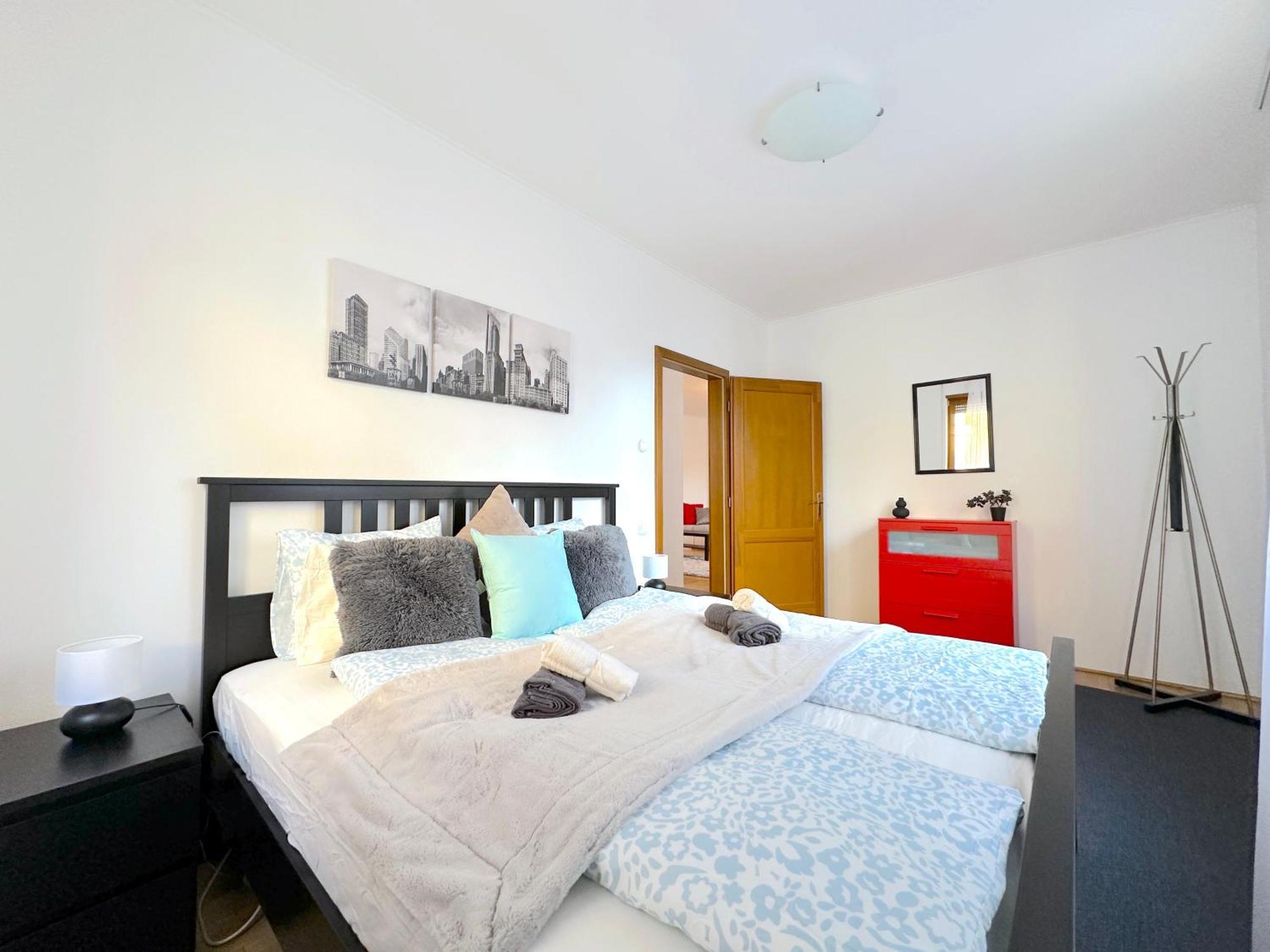Apartment Spacious 3-bedroom With Balcony & Free Parking *