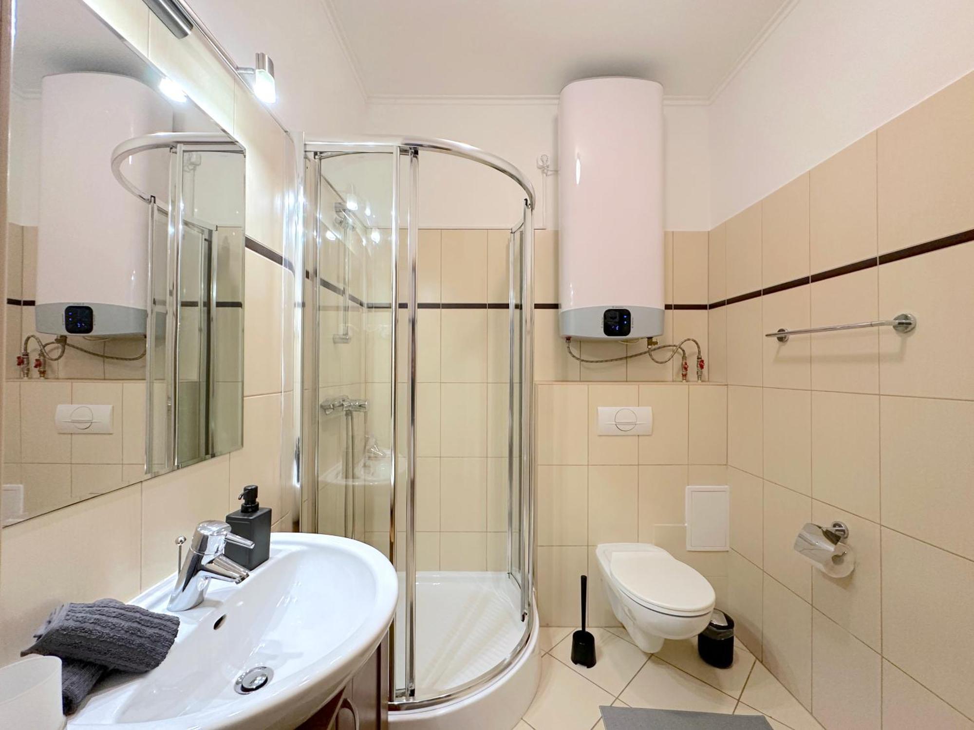Apartment Spacious 3-bedroom With Balcony & Free Parking
