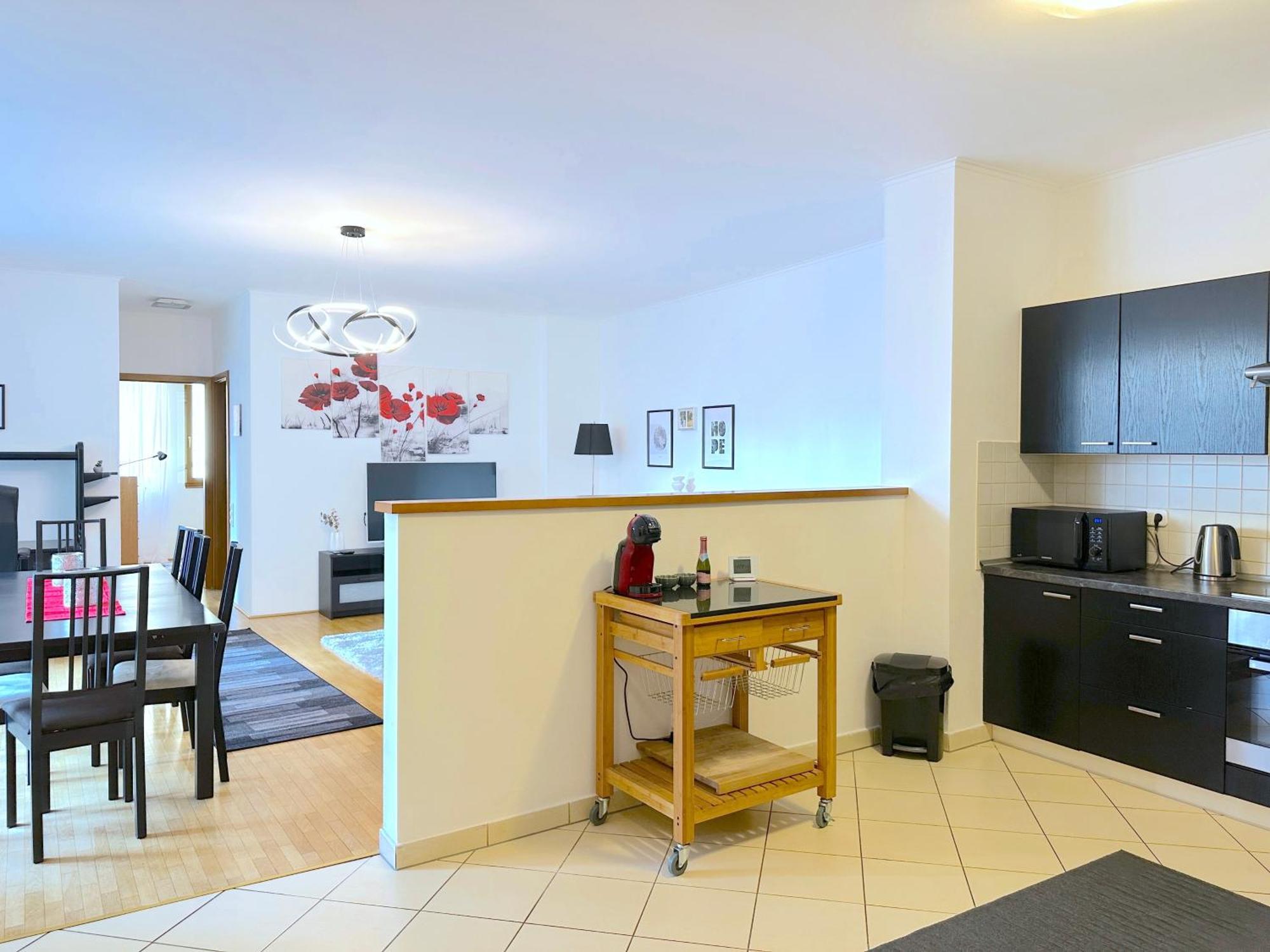 Spacious 3-bedroom With Balcony & Free Parking Apartment *