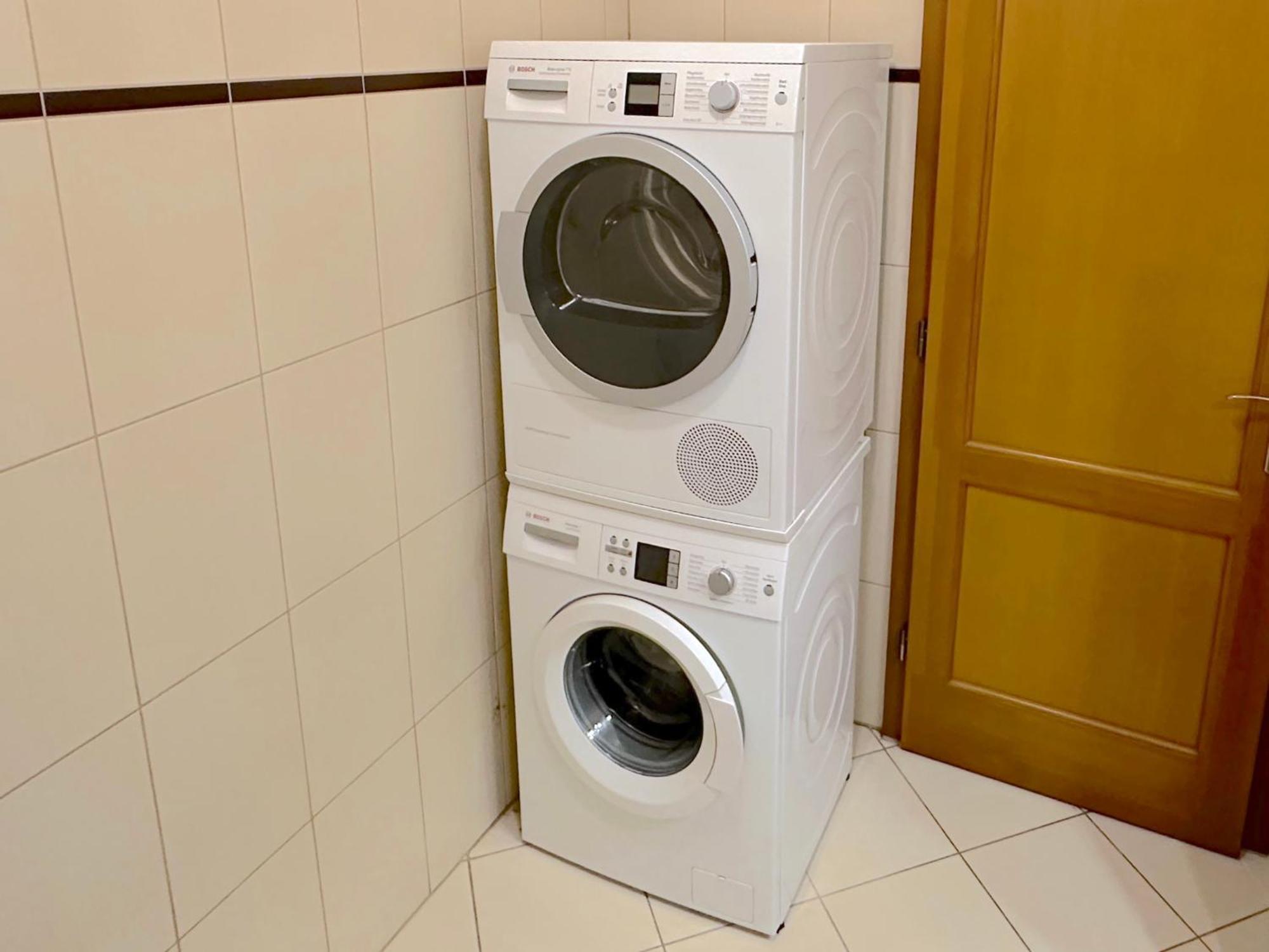 Apartment Spacious 3-bedroom With Balcony & Free Parking *