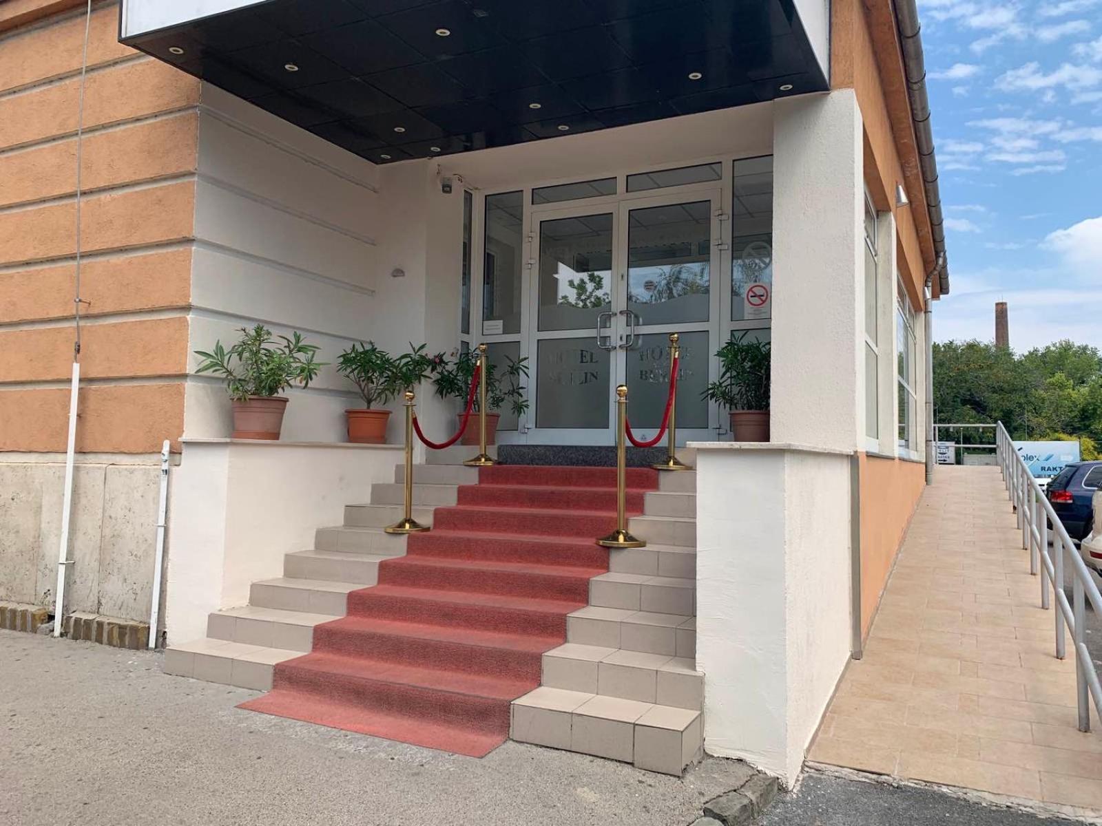 Only 15 Minutes To Center, Free Secure Parking Hotel