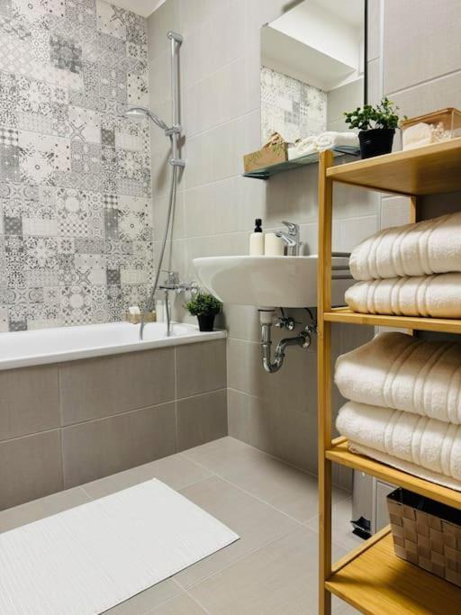 Illes Residence-cosy Central Flat Apartment