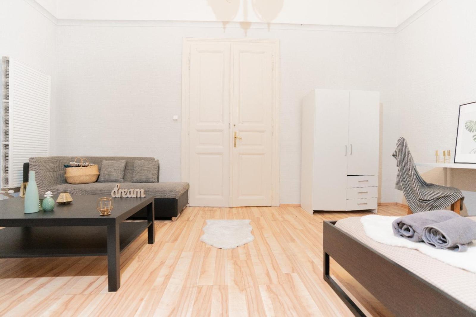 5-room In The Heart Of The Center Near The Synagogue Boedapest