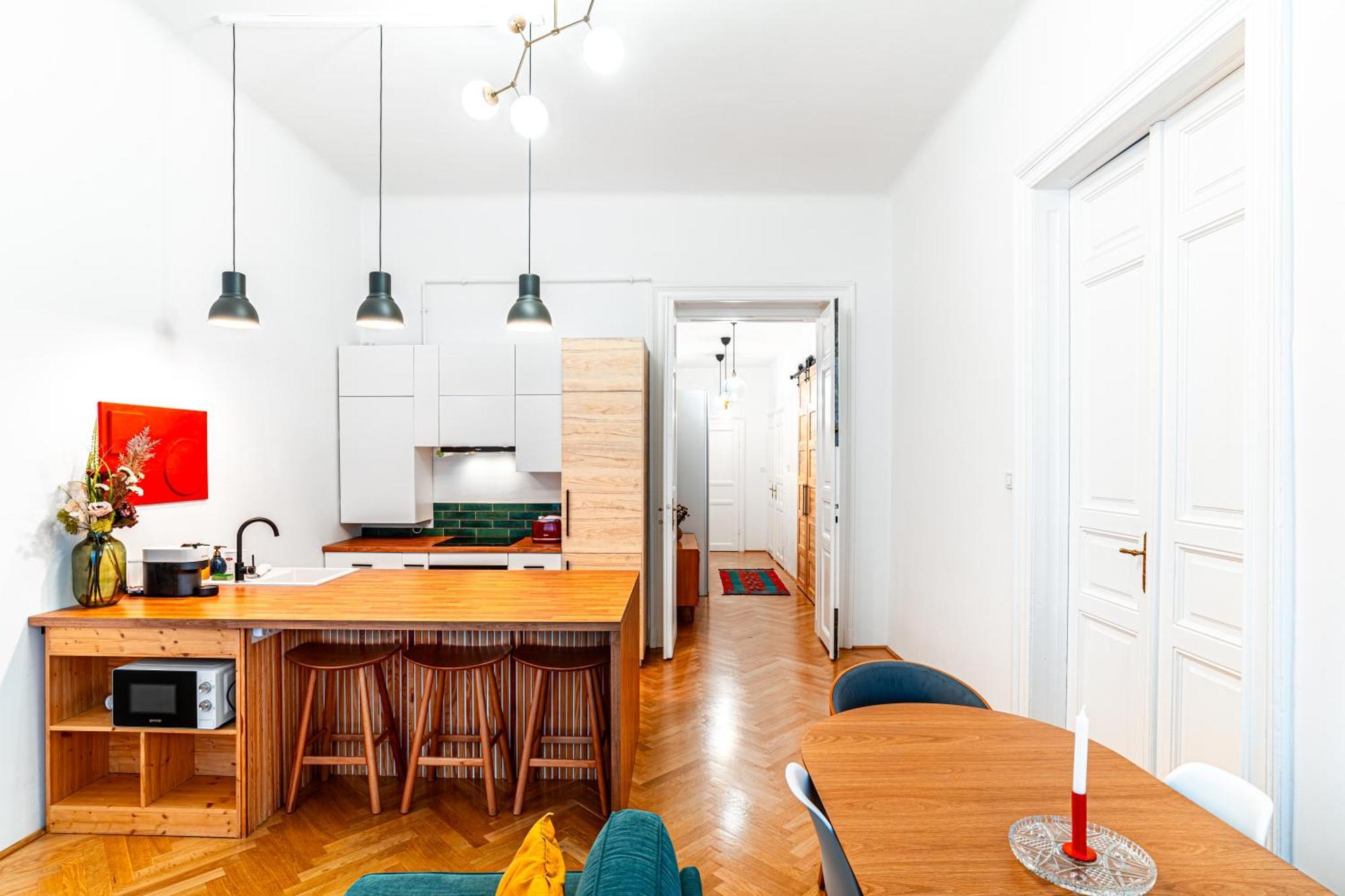 Eclectic Downtown On Kiraly Street, Calm And Apartment