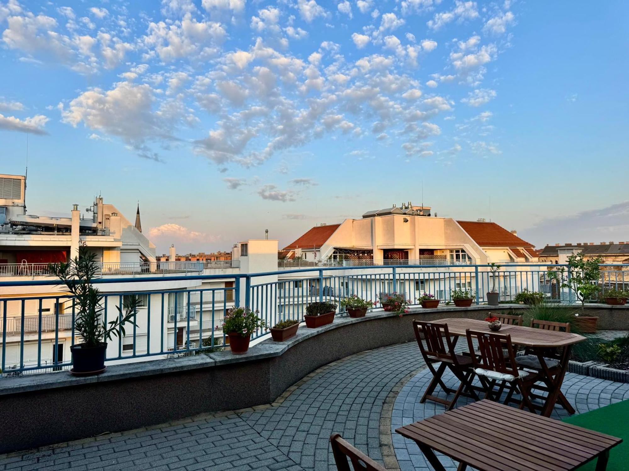 Rooftop City With Deep Garage * Budapest