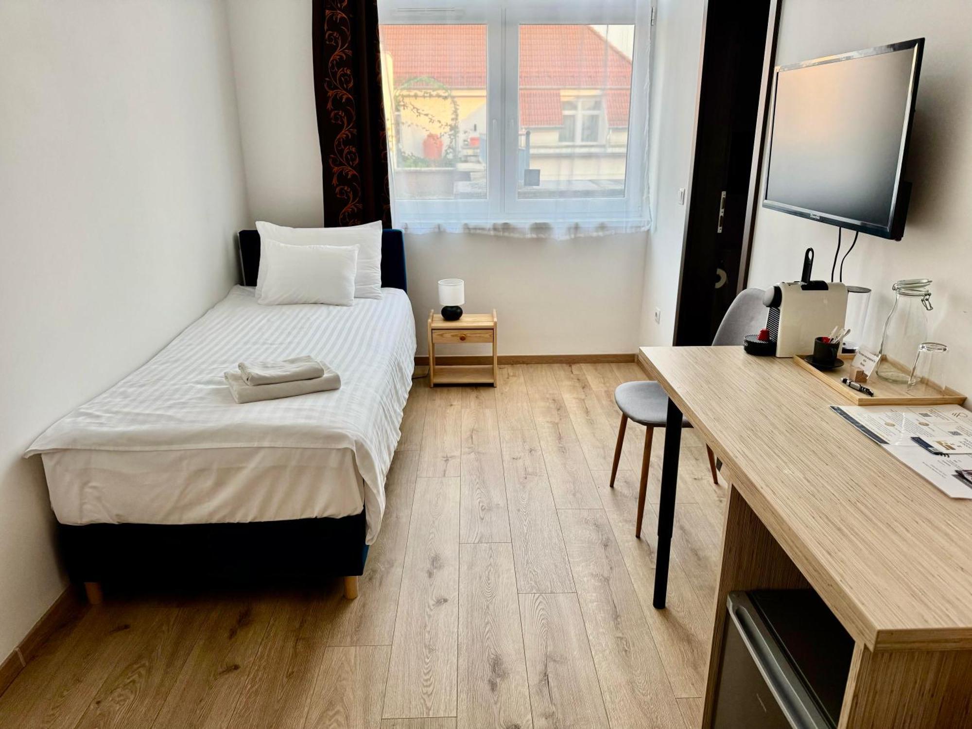 Hostel Rooftop City With Deep Garage Budapest