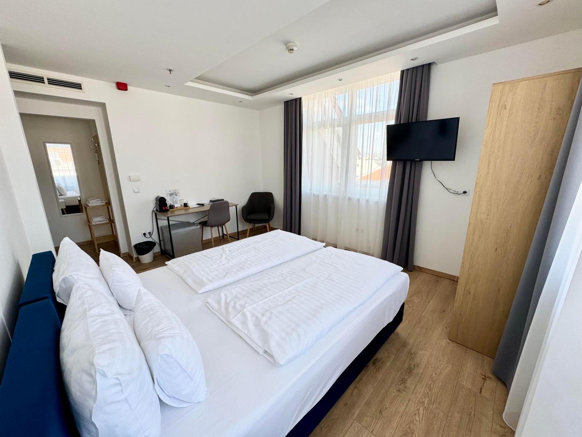 Hostel Rooftop City With Deep Garage Budapest