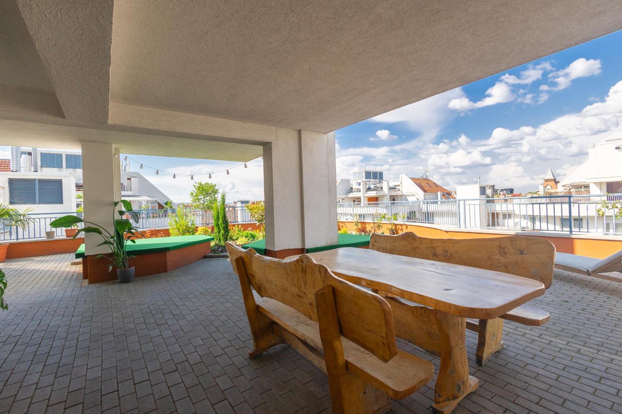 Rooftop City With Deep Garage Hostel *