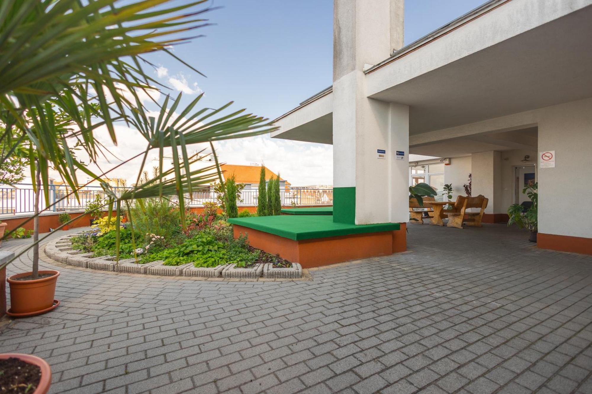 Rooftop City With Deep Garage Hostel