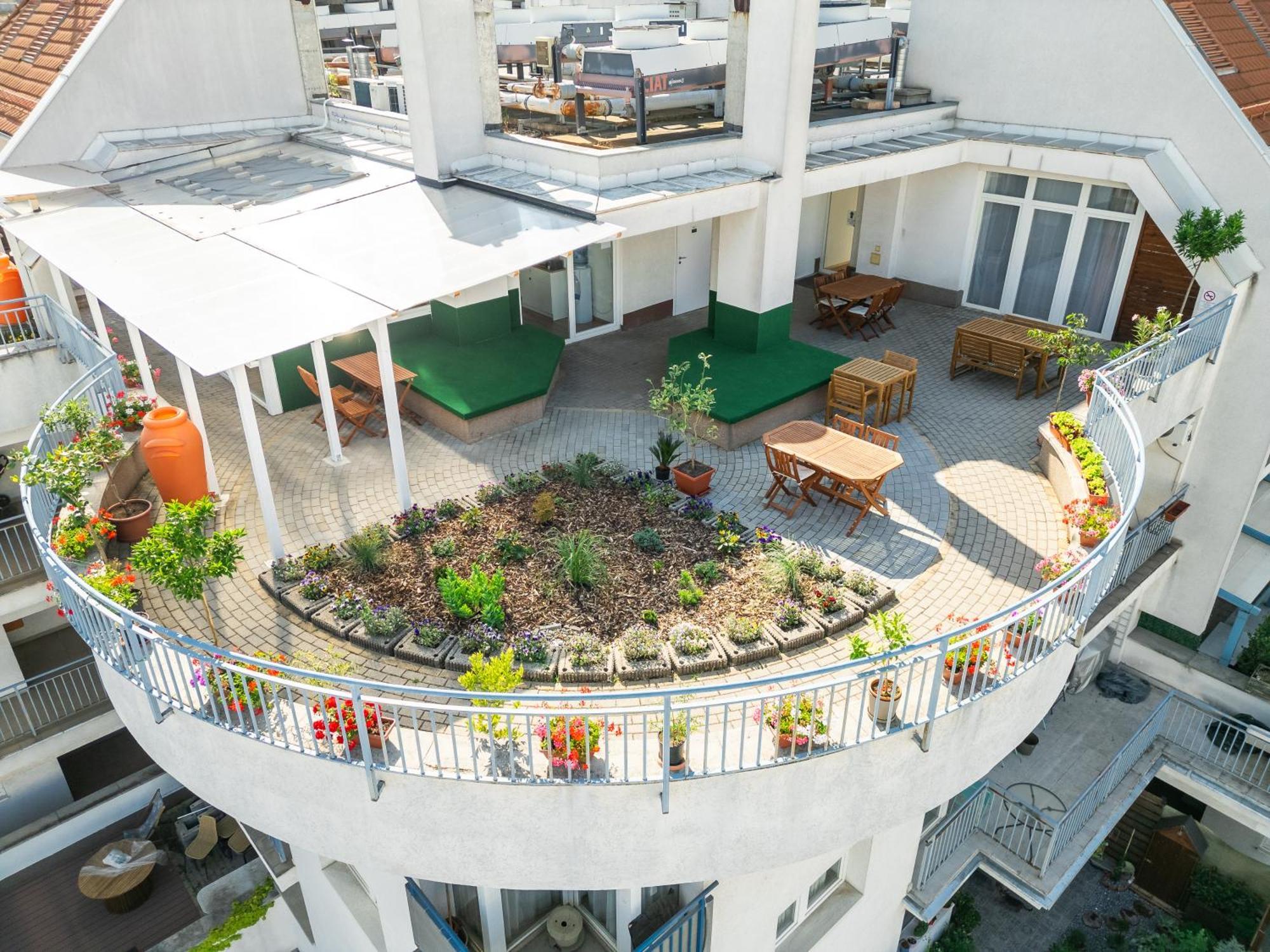 Rooftop City With Deep Garage Hostel *