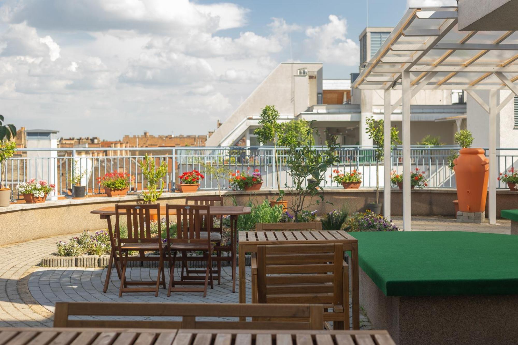 Rooftop City With Deep Garage Hostel Budapest
