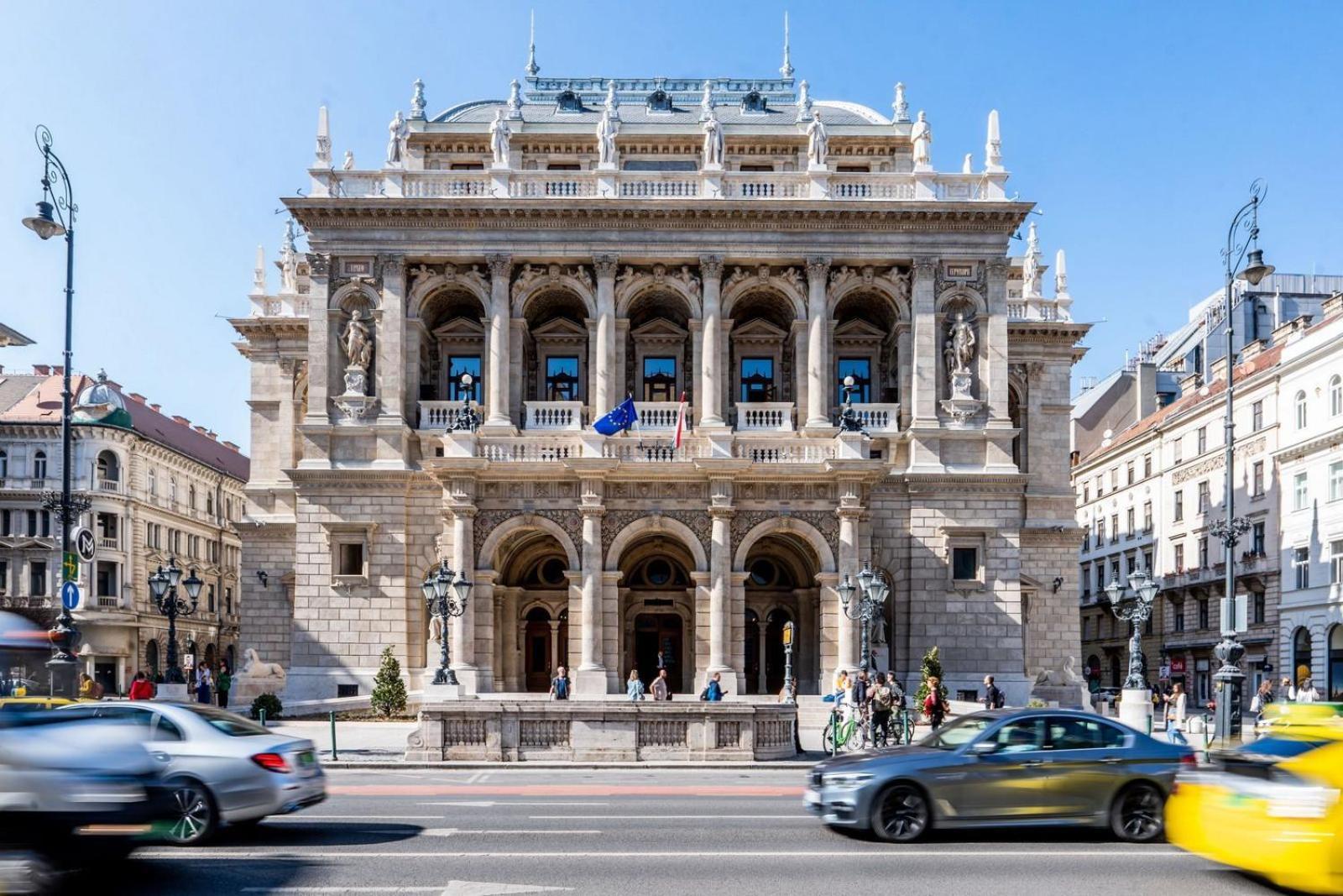 Designer Luxury Next To Dohany Synagogue With Balcony