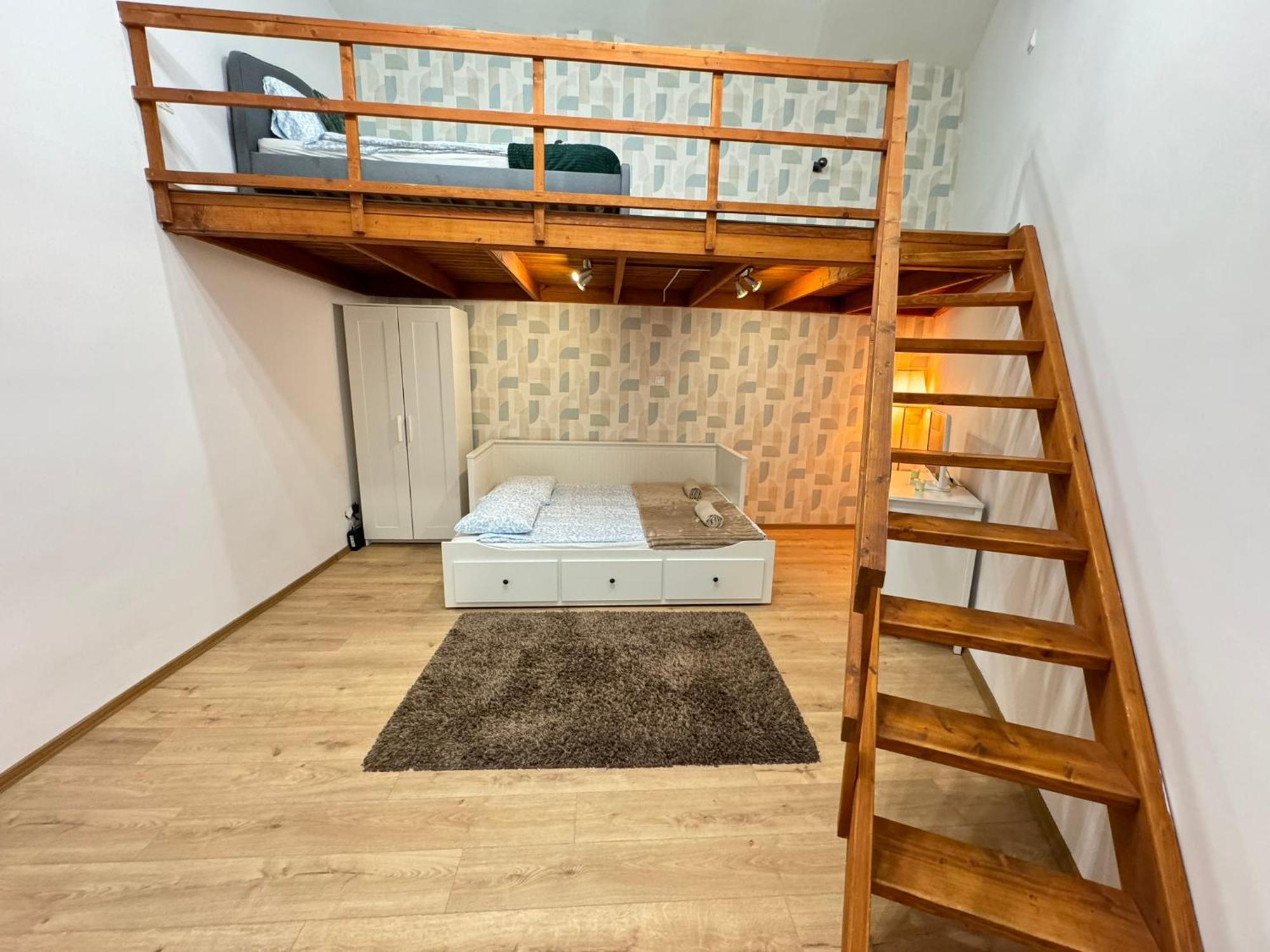Nepszinhaz With Ac * Budapest