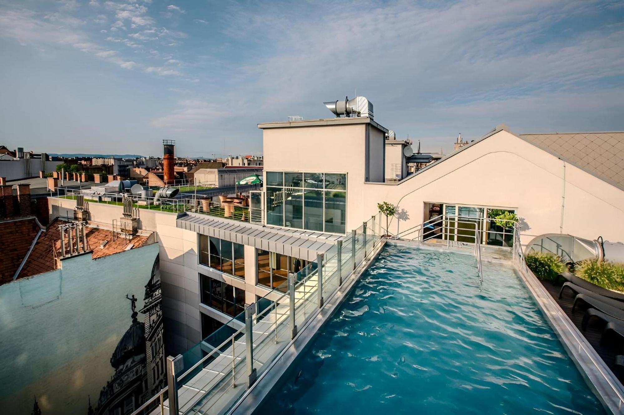 Sarah's With Pool, Wellness, Fitness Apartamento
