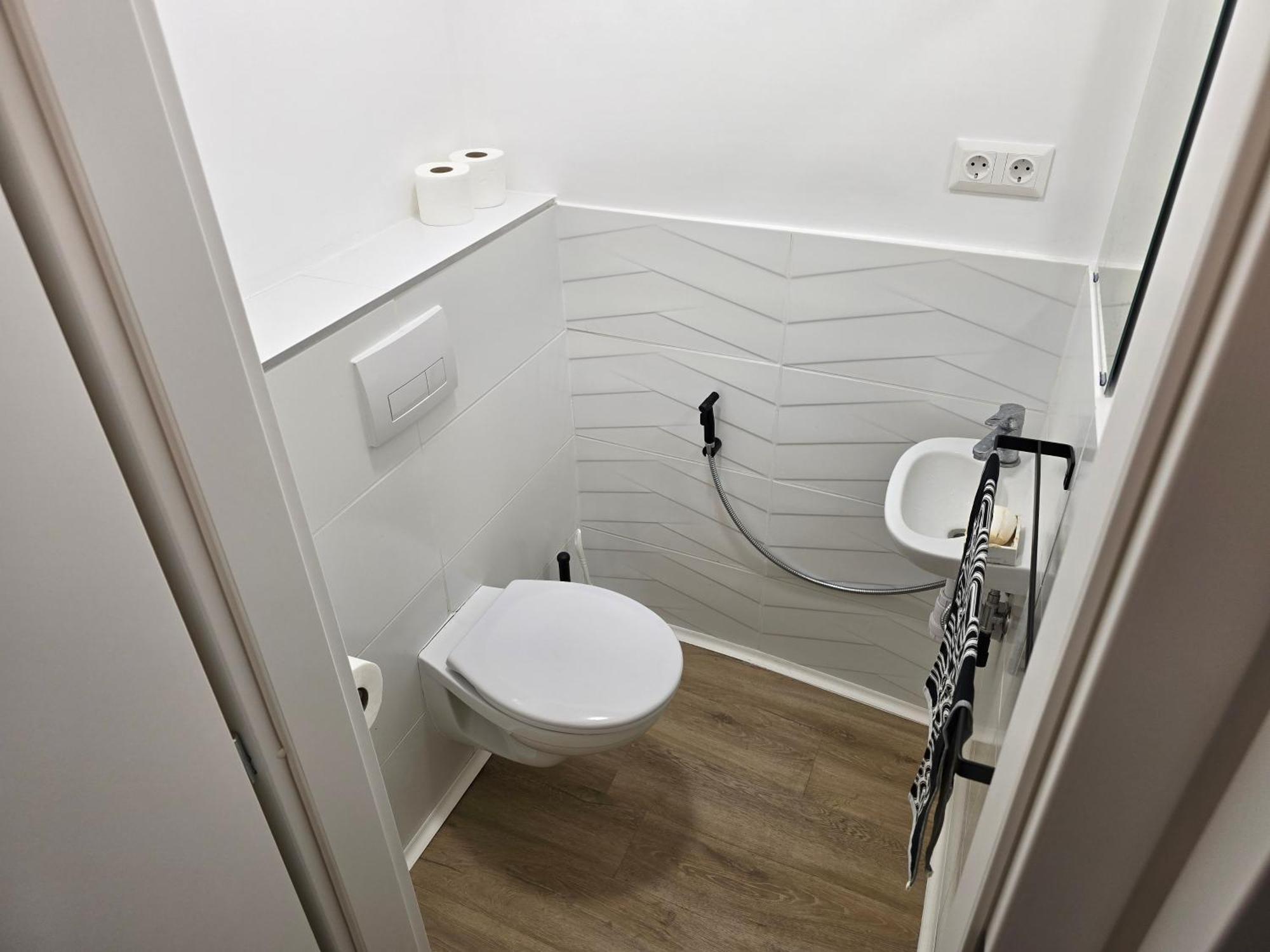 Metropolitan Tranquility Near Deli Railway Station * Budapest