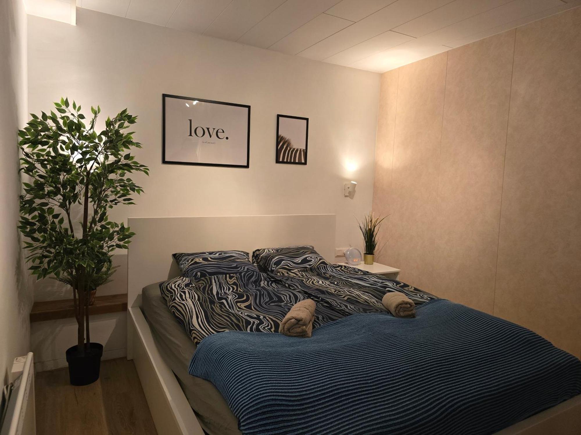 Metropolitan Tranquility Near Deli Railway Station * Budapest