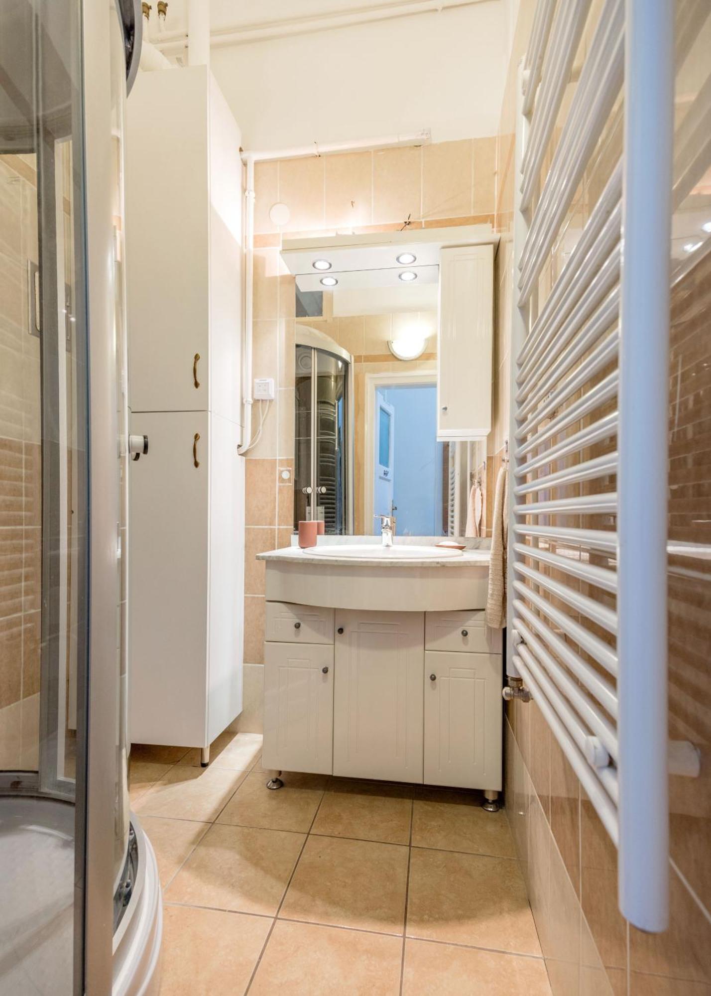 Vintage Build 2 Bedroom 2 Bathroom Apartment *