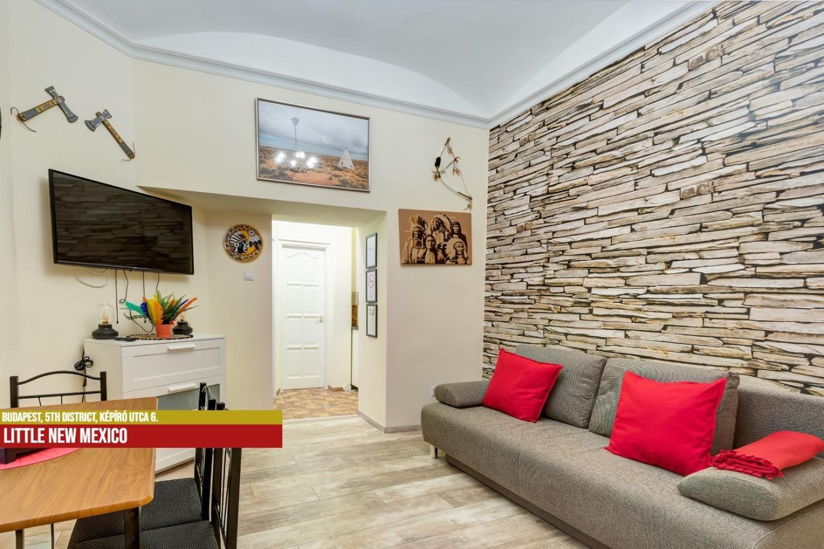 Little Americas Main Street Apartment *