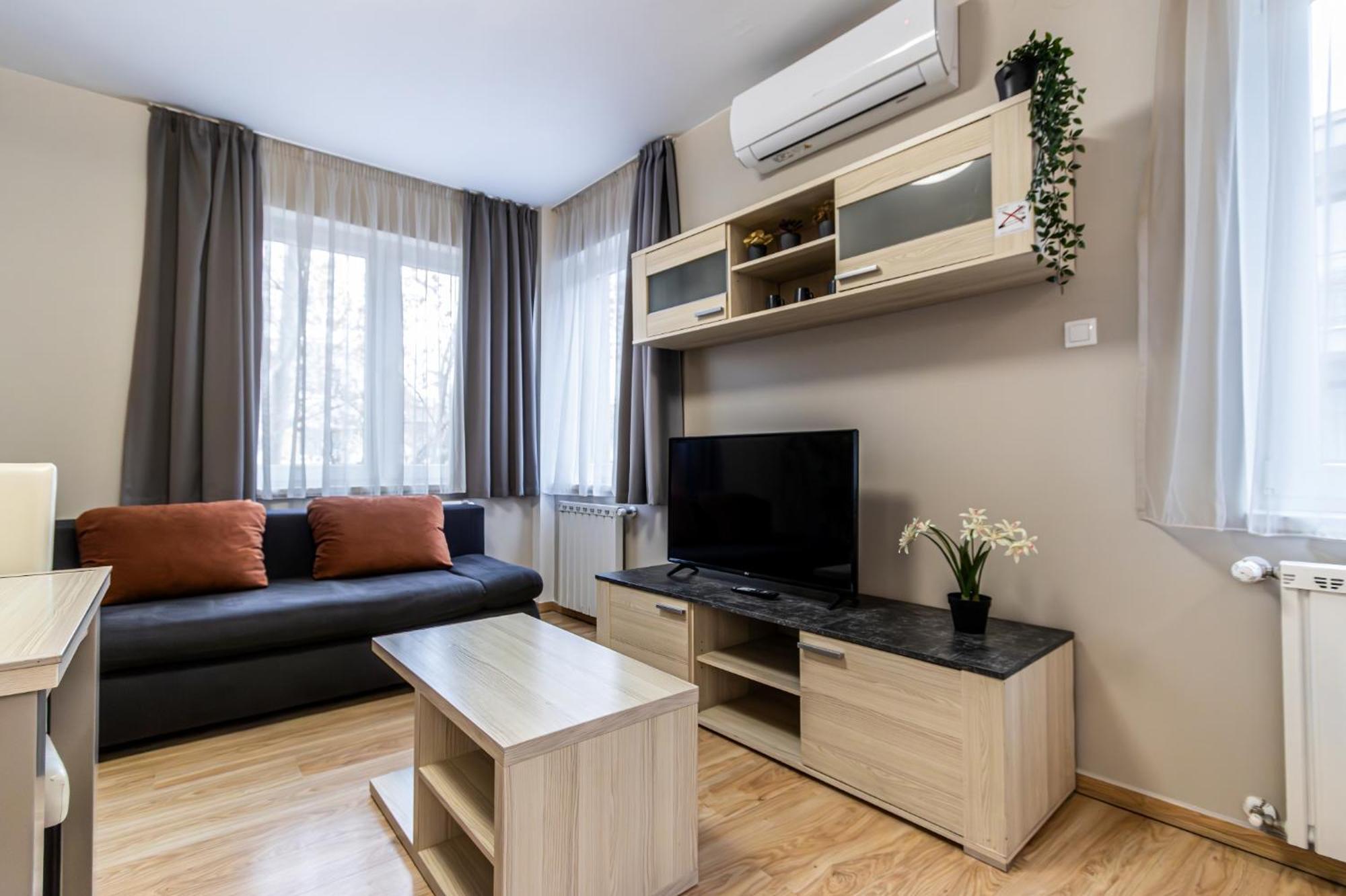Appartamento Corvin-luxe, 3 Bedroom In Center *