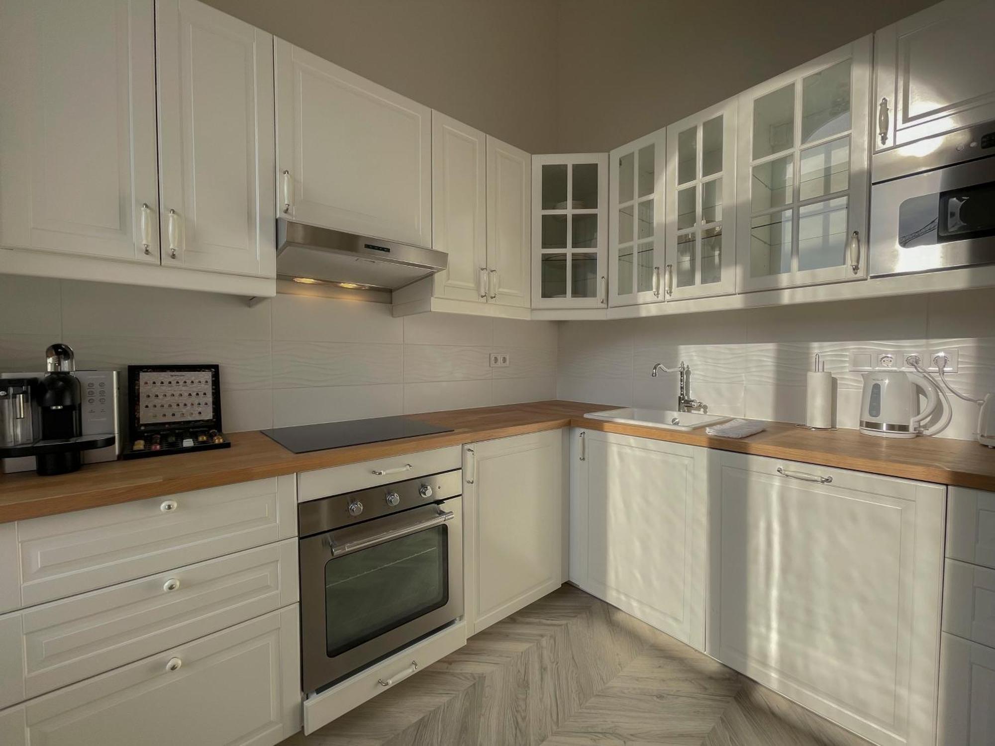 Luxury Opposite Opera, Central, Ac, Metro 1, Sleeps 6 * Budapest