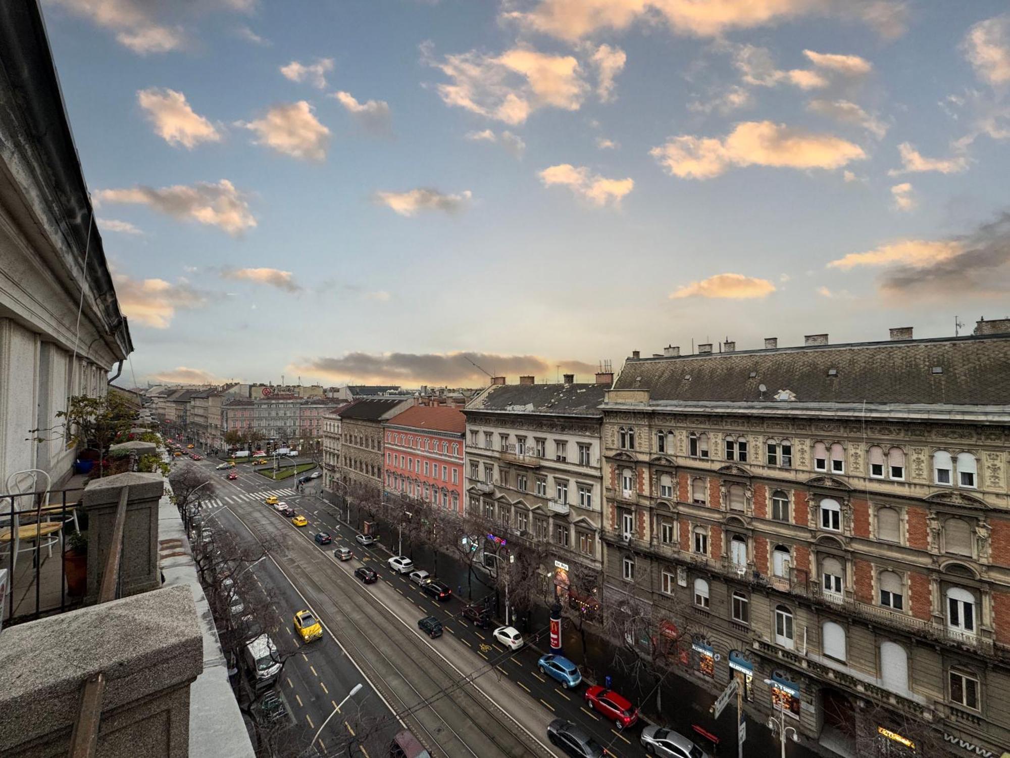 Deluxe Center T6 With Balcony * Budapest