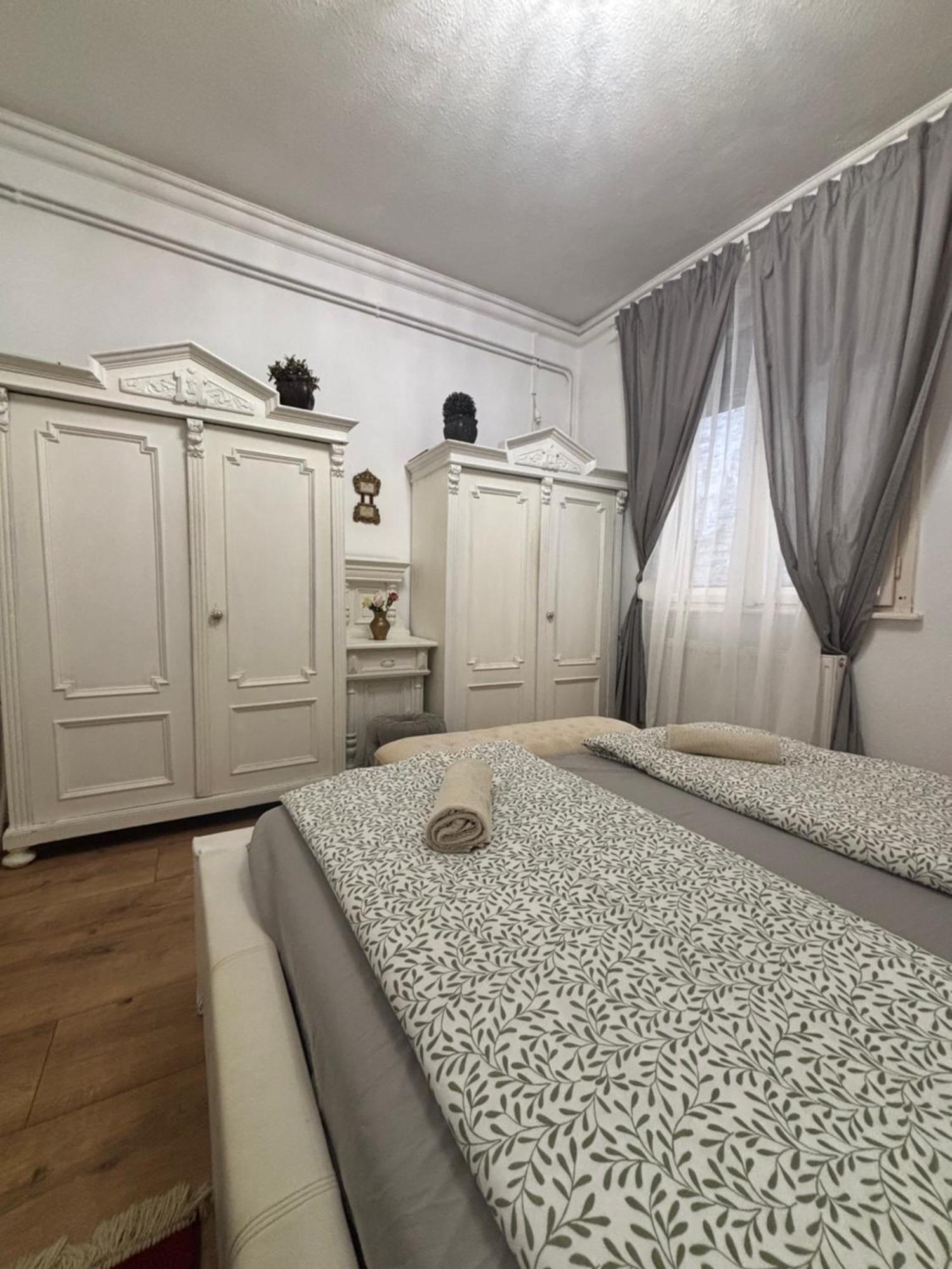 Exclusive Antique Next To The Fashion Street * Budapest