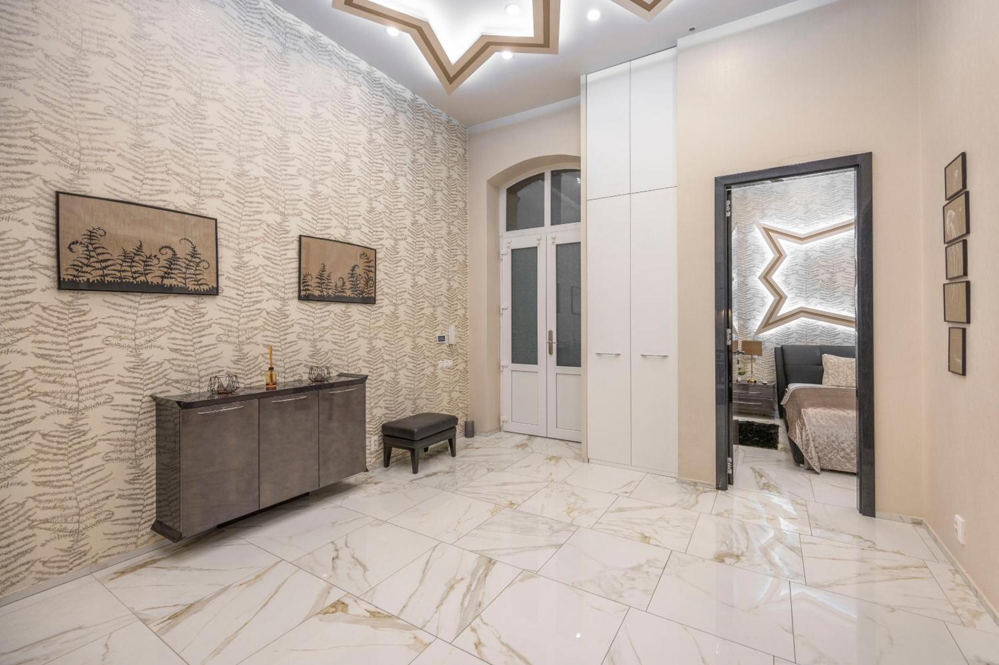 Extravagant & Modern Grand In The Center Of *