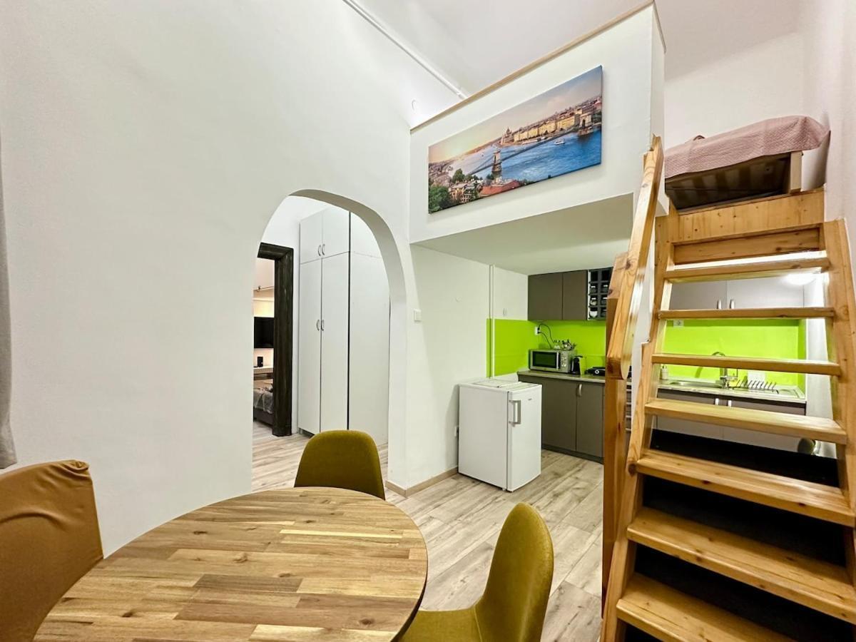 Ati's - Downtown 2 Bedroom *
